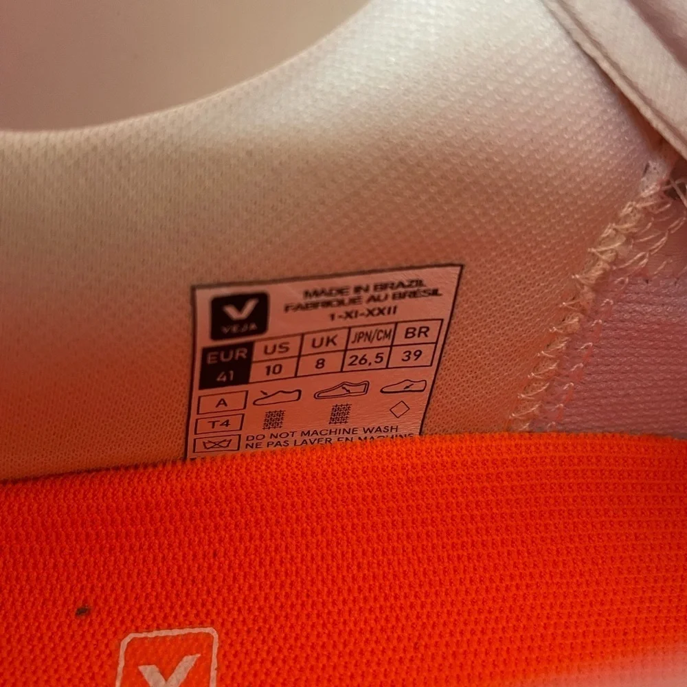 NWOT Veja Dekkan Sneaker Size 10 Women’s